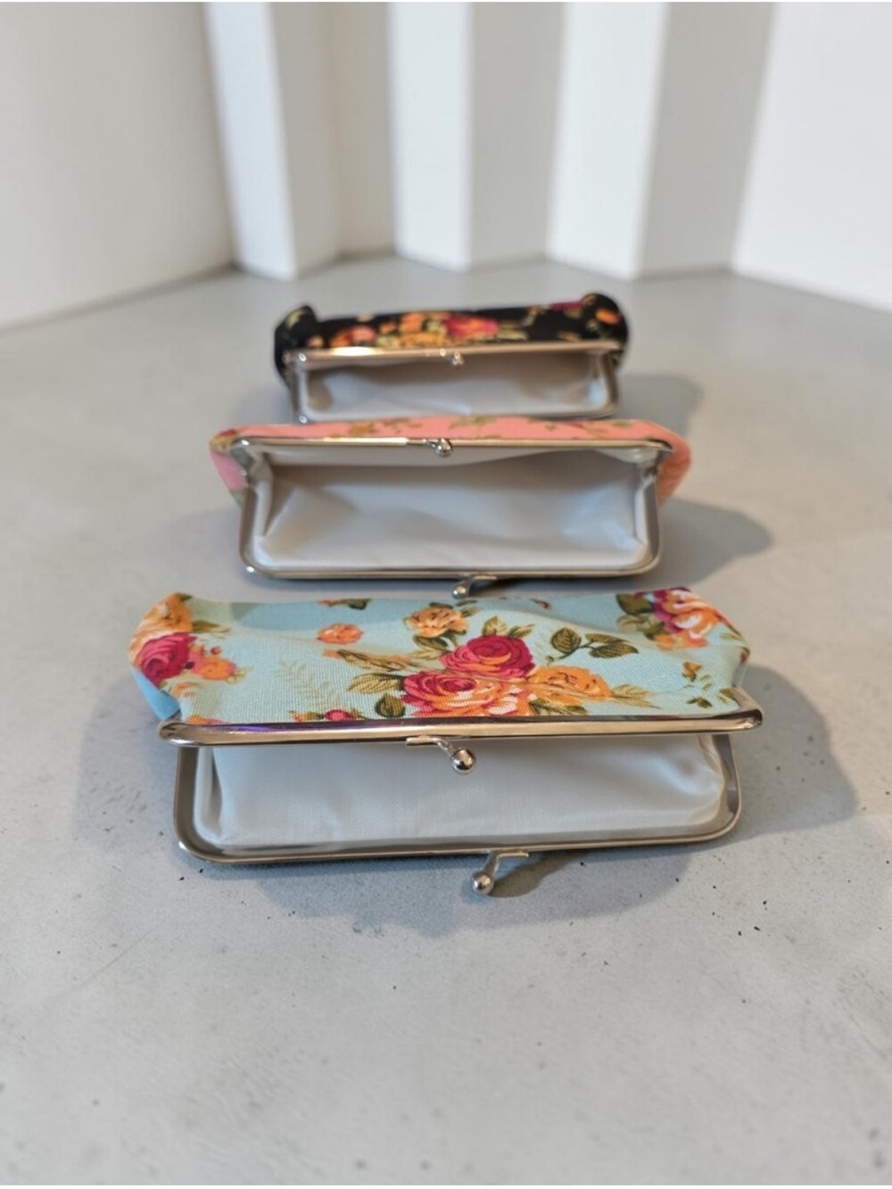 Floral Kisslock Clutch - Picture 3 of 3